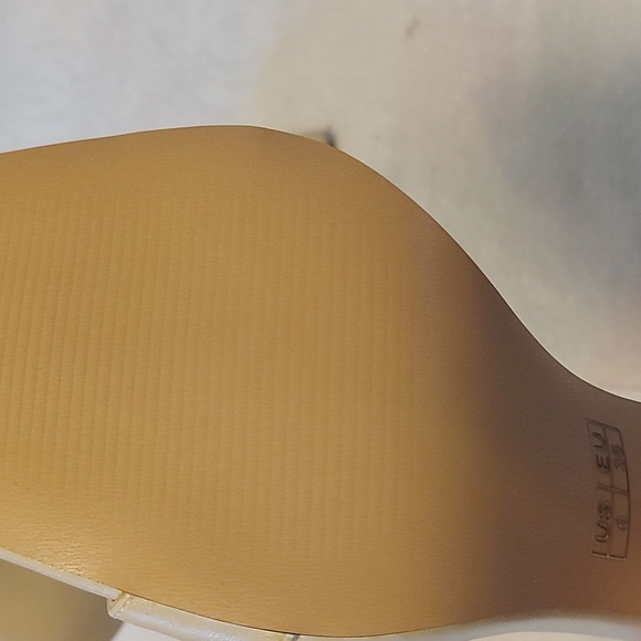 Woman's shoes - Picture 6 of 11